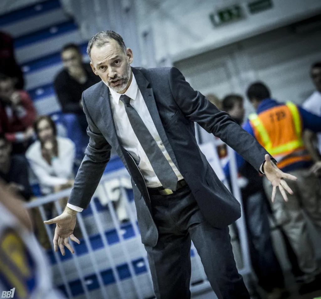 Trener Teo Čizmić daje upute s klupe