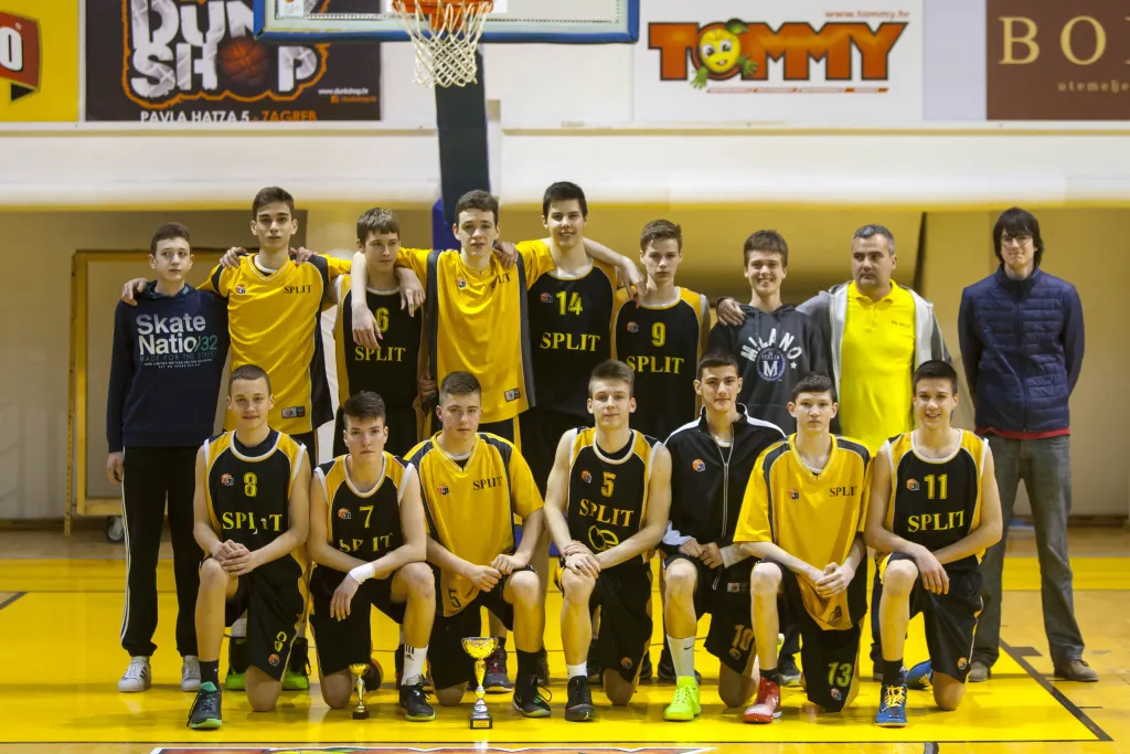 Kadeti KK Split s pokalom Uskršnjeg turnira 2016.