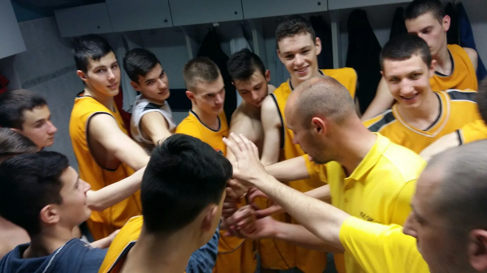 Juniori Splita i trener spajaju ruke u svlačionici